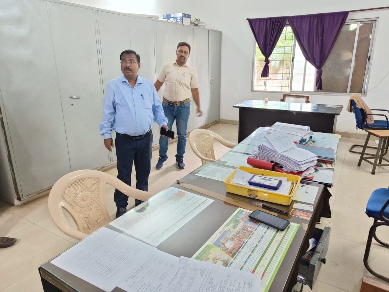78 अनुपस्थित कर्मचारियों पर गिरी गाज, तत्काल कार्यवाही कर रोका गया एक दिन का वेतन, संभागायुक्त दुर्ग के औचक निरीक्षण से मचा कार्यालयों में हड़कंप