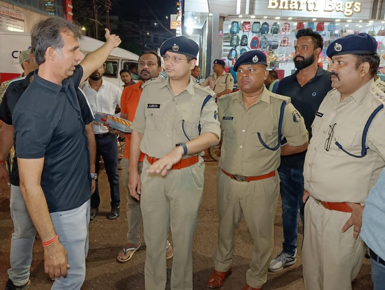 त्यौहारी सीजन-बाजारों में पुलिस ने की पैदल पेट्रोलिंग, पुलिस कप्तान ने सुपेला मार्केट का लिया जायजा