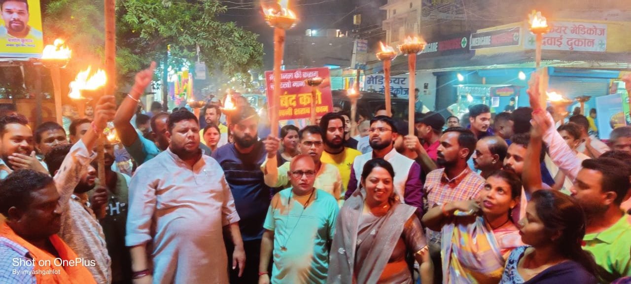 शराब दुकान को हटाने और 38वे दिन नागरिकों ने निकाला मशाल जुलूस, निशुल्क चखना सेंटर का किया विरोध