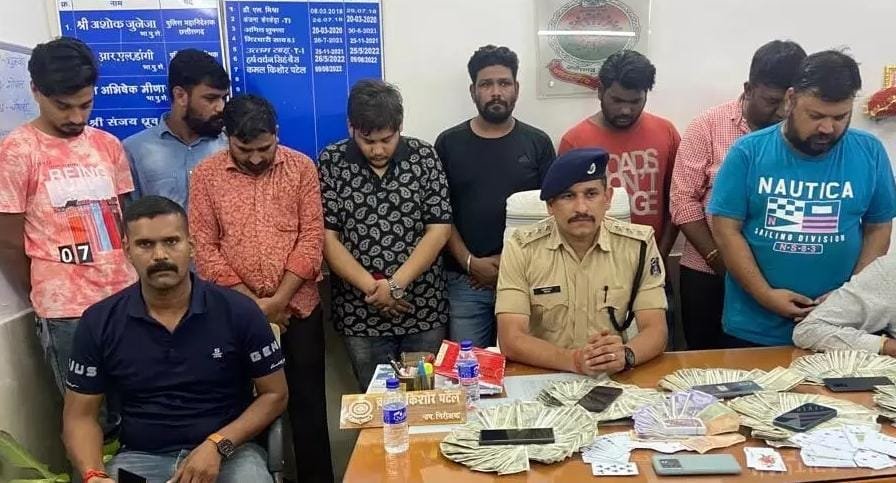 होटल में कमरा बुक कर सजाई “जुएँ की महफिल”, कमरा नंबर 301 पहुंची पुलिस, दांव में लगे 3 लाख नगद और 7 मोबाईल जब्त