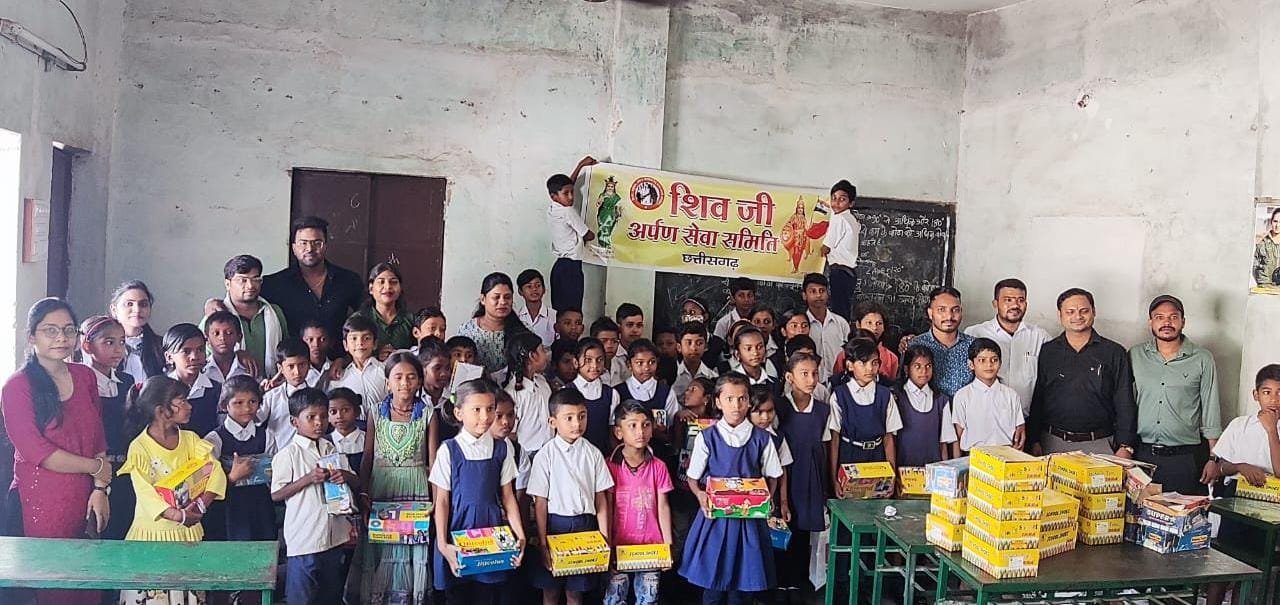 शिवजी अर्पण सेवा समिति ने शासकीय रानी लक्ष्मी बाई स्कूल दुर्ग के बच्चों को भेंट की चरण पादुकाए