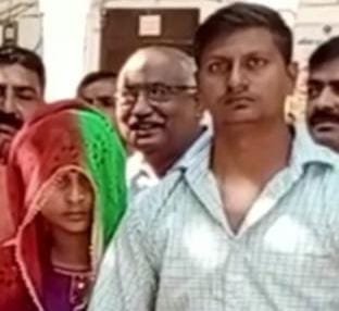 हमें हमारे परिवार वालों से बचा लो एसपी साहब”