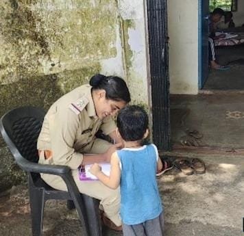 मम्मी मारती है, डराती है, खिलौने नहीं दिलवाती और मेरी सभी चॉकलेट चुराकर खुद ही खा जाती है”, पिता से शिकायत काम न आई तो थाना पहुंच गया 3 साल का बच्चा