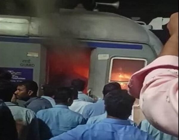 स्टेशन पर जेडी के इंजन में लगी आग, चालक ने कूदकर बचाई अपनी जान
