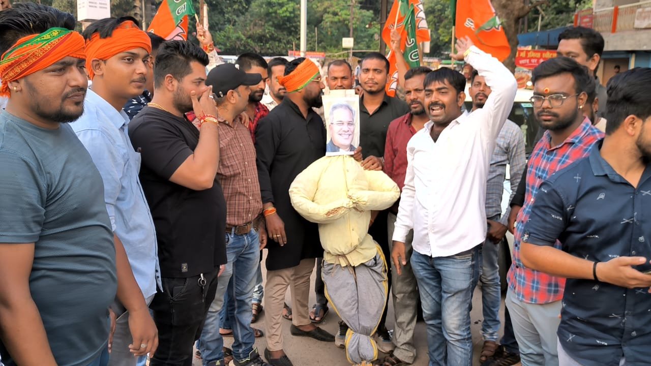 ईडी के छापे से छत्तीसगढ़ में चल रहे भ्रष्टाचार का खुलासा, युवा मोर्चा ने जलाया सरकार का पुतला, देखिए पुलिस और भाजयुमो कार्यकर्ताओं के मध्य छीना झपटी का वीडियो