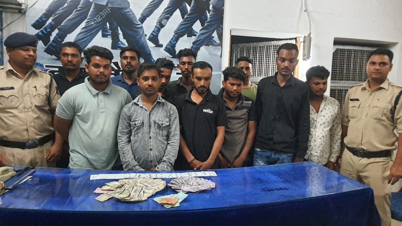 नशे में शोरशराबा कर लगा रहे थे हार जीत का दांव, सुपेला में 11 जुआरी पकडा़ए नशे में शोरशराबा कर लगा रहे थे हार जीत का दांव, सुपेला में 11 जुआरी पकडा़ए