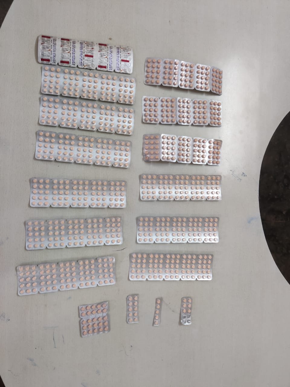 शहर में घूम घूम कर बेच रहे थे नशीली दवा, करीब 4000 टेबलेट जप्त, धरे गए तीन आरोपी ,चोरी की गई बाइक भी जप्त शहर में घूम घूम कर बेच रहे थे नशीली दवा, करीब 4000 टेबलेट जप्त, धरे गए तीन आरोपी ,चोरी की गई बाइक भी जप्त