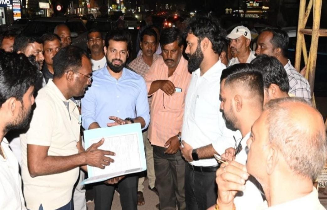 आकाशगंगा मार्केट का कलेक्टर ने किया दौरा, धरना पर बैठे व्यवसायियों से हुई चर्चा