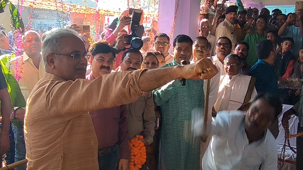 मुख्यमंत्री ने गौरा-गौरी की पूजा अर्चना कर प्रदेशवासियों के सुख समृद्धि के लिए की कामना, हाथों में सहा सोंटे का प्रहार, देखें वीडियो