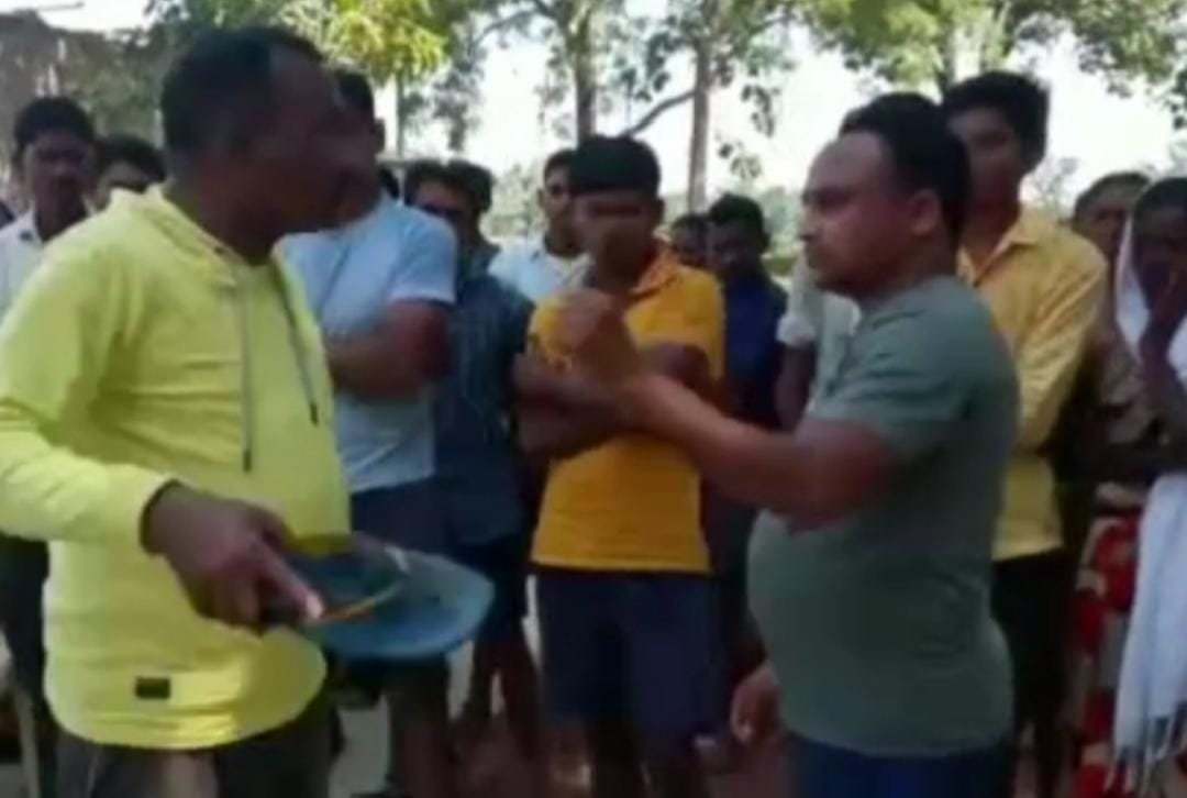 मुझे मत मारो टीआई साहब..!” कांस्टेबल गिड़गिड़ाता रहा और टीआई लात-घूंसे-चप्पल से पीटते रहे देखिए वीडियो
