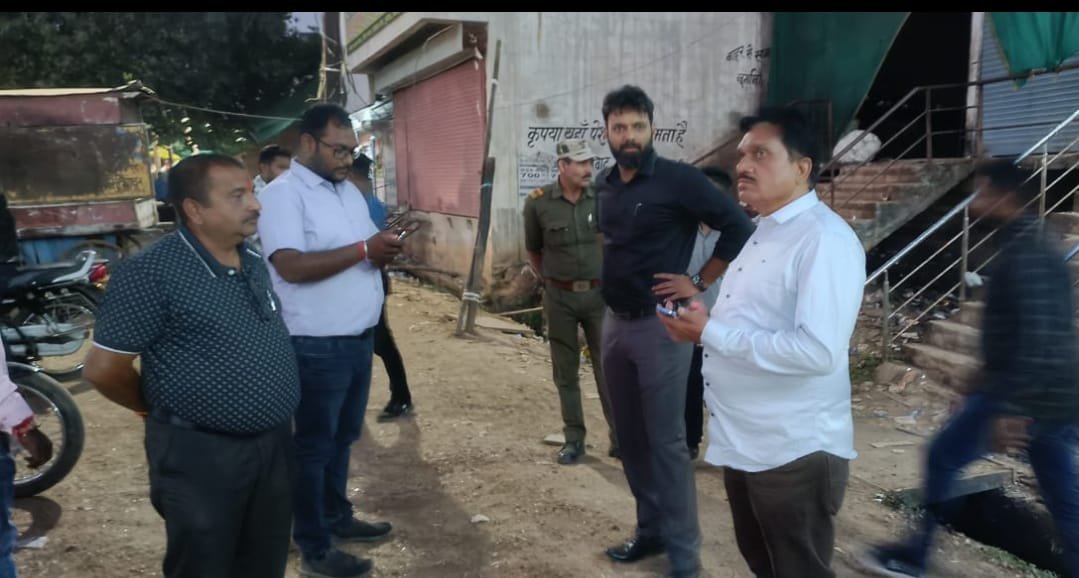 निगम आयुक्त का रात में 29 दुकानों पर छापा, सिंगल यूज प्लास्टिक के खिलाफ बड़ी कार्रवाई, एक ऑटो पानी पाउच जब्त, वसूला 40 हजार जुर्माना, गंदगी पसारने वालों पर भी हुई कार्रवाई