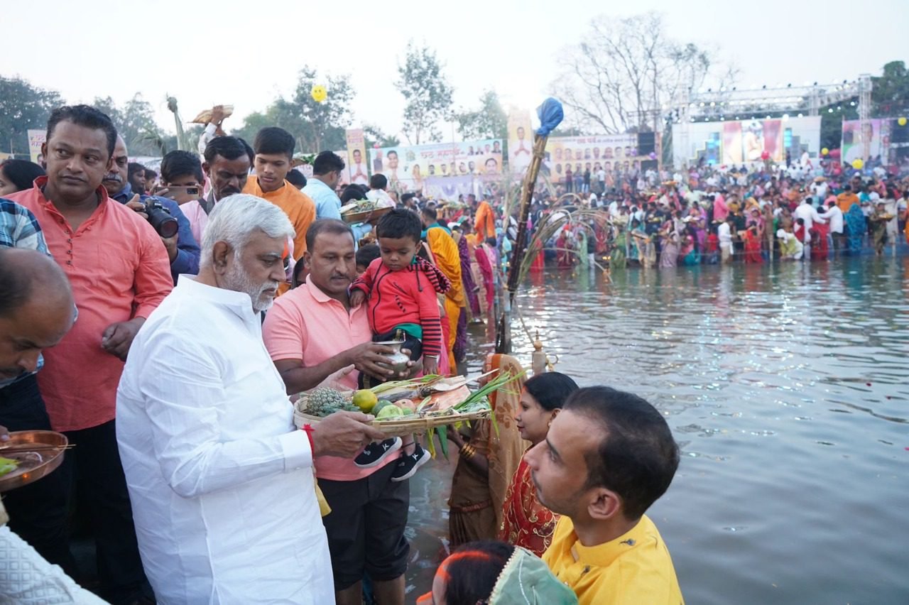 सेक्टर 2 छठ तालाब पहुंचे पूर्व विधानसभा अध्यक्ष अस्त होते सूर्य को दिया अर्घ्य, की पूजा अर्चना सेक्टर 2 छठ तालाब पहुंचे पूर्व विधानसभा अध्यक्ष अस्त होते सूर्य को दिया अर्घ्य, की पूजा अर्चना