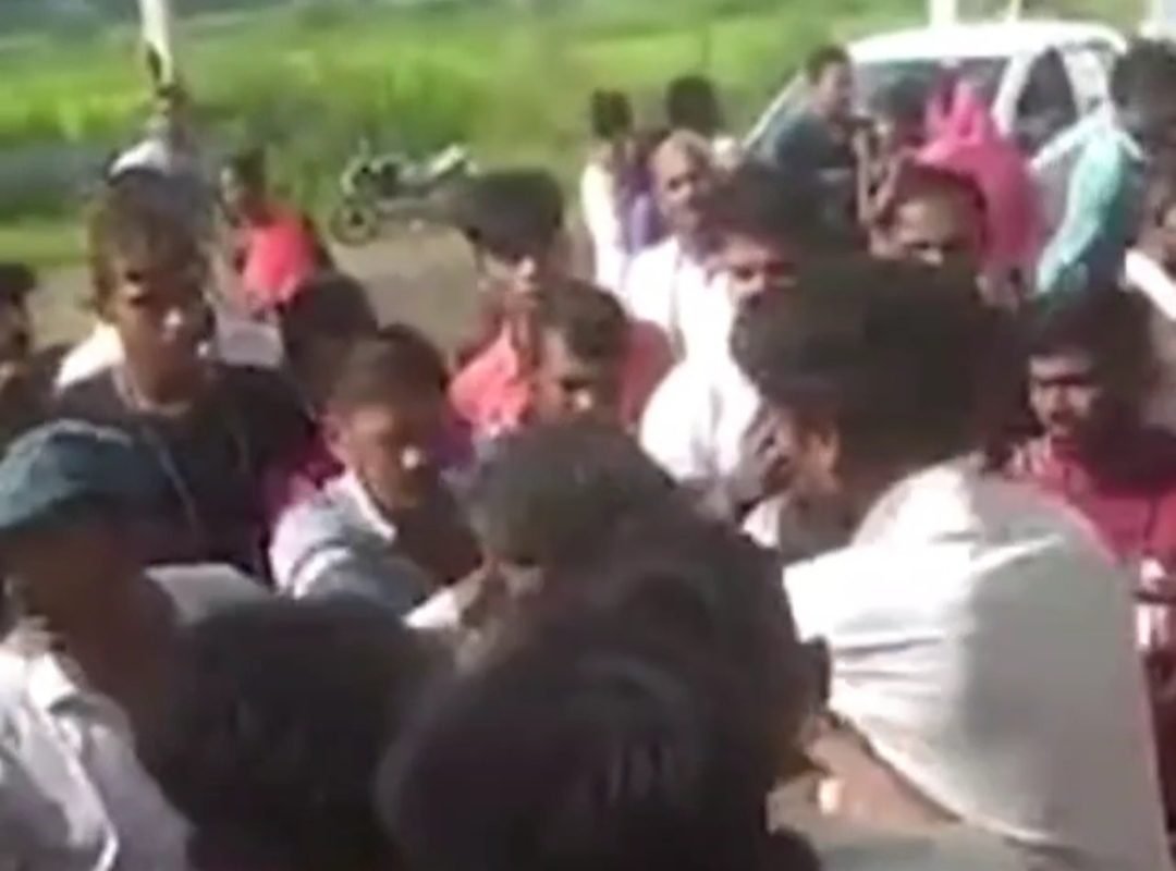 देखें विडियो – “सर चढ़ बोल रही बच्चा चोरी की अफवाह” साधु के बाद अब मानसिक विक्षिप्त की जमकर पिटाई