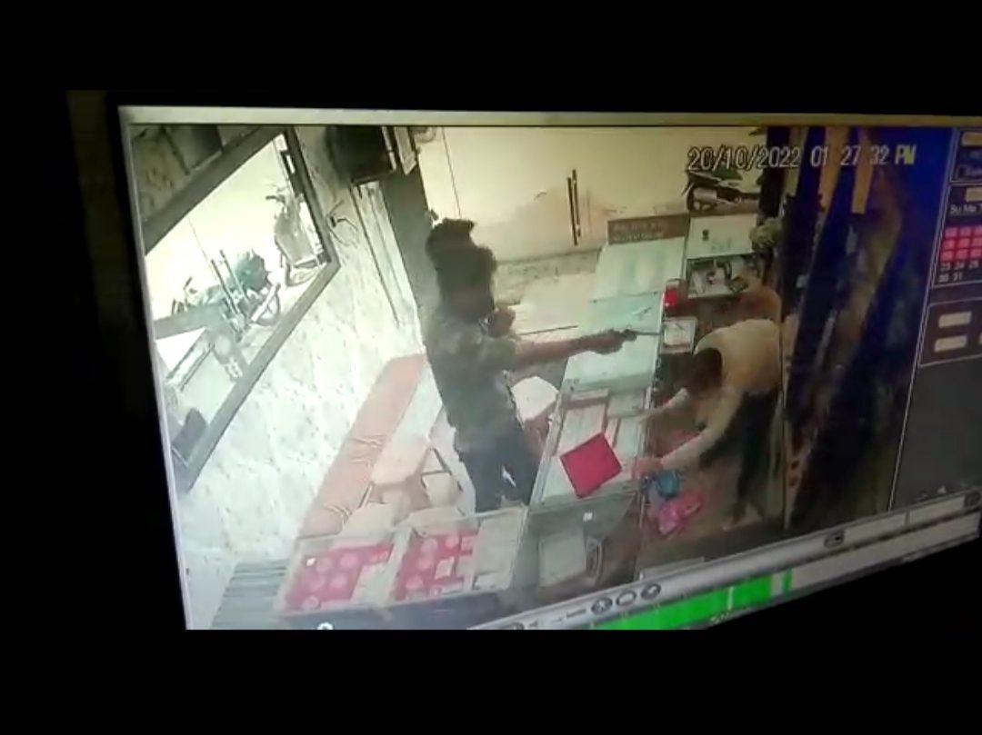 सराफा व्यवसाई पर दागी गई पांच से छह गोलियां, एक आरोपी की हुई पहचान, प्रयुक्त बाइक रायपुर से जप्त, व्यवसाई पर गोली दागते हुए देखिए घटना का वीडियो