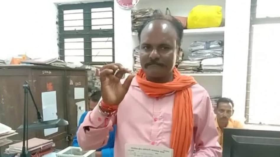 खेत में काम कर रहे भारतीय कामगार को मिला हीरा, करीब 30 लाख है कीमत, अब बच्चों का सवारेँगे भविष्य