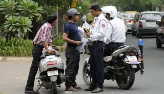 Challan: आधी बांह की शर्ट पहनकर बाइक चलाने पर कटेगा चालान? बाहर जाने से पहले जान लें नियम Challan: आधी बांह की शर्ट पहनकर बाइक चलाने पर कटेगा चालान? बाहर जाने से पहले जान लें नियम