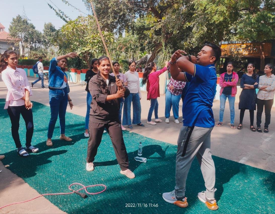 सेंट थॉमस कॉलेज भिलाई में बालिकाओं के लिए आत्मरक्षा पर कार्यशाला हुई आयोजित