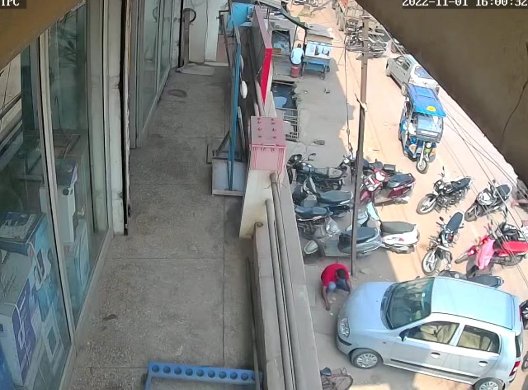 दिनदहाड़े भरी दोपहरी में दुर्ग से पौने तीन लाख की उठाई गिरी, जमीन पर रुपए गिरना कहकर उलझाया और बाइक की डिग्गी से रुपए किए पार देखिए घटना का  वीडियो