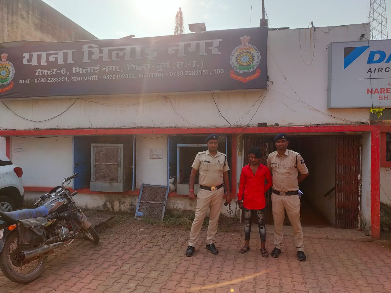 बुजुर्ग का मोबाइल लूटने वाले आरोपी को भिलाई नगर पुलिस ने किया गिरफ्तार, घटना में प्रयुक्त बाइक जप्त बुजुर्ग का मोबाइल लूटने वाले आरोपी को भिलाई नगर पुलिस ने किया गिरफ्तार, घटना में प्रयुक्त बाइक जप्त