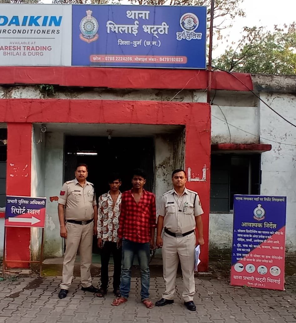 फूड डिलीवरी ब्वाय का मोबाइल चोरी करने वाले तीन आरोपी गिरफ्तार आरोपियों के कब्जे मोबाइल व घटना में प्रयुक्त बाइक जब्त, प्रधान आरक्षक की दुपहिया लेकर भागे चोर