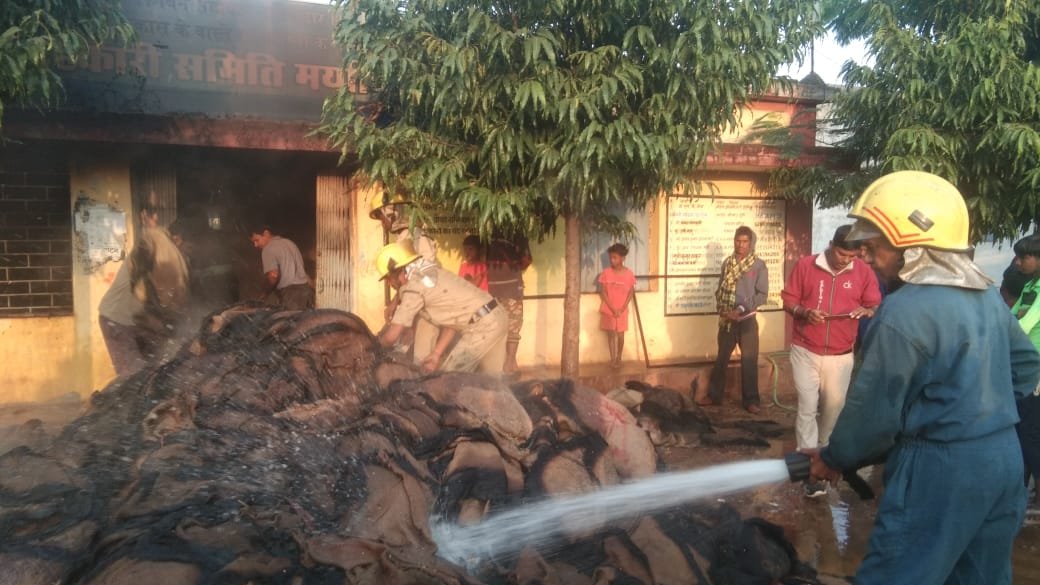 पाटन के धान खरीदी केंद्र के गोदाम में लगी आग, करीब 25 हजार बारदाने जलकर हुए खाक, 4 घंटे की मशक्कत के बाद बुझी आग