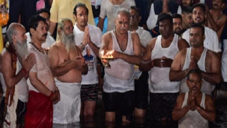 खारून में डुबकी मार मुख्यमंत्री ने प्रदेशवासियों के लिए मांगी सुख समृद्धि, देखें अलसुबह की तस्वीरें