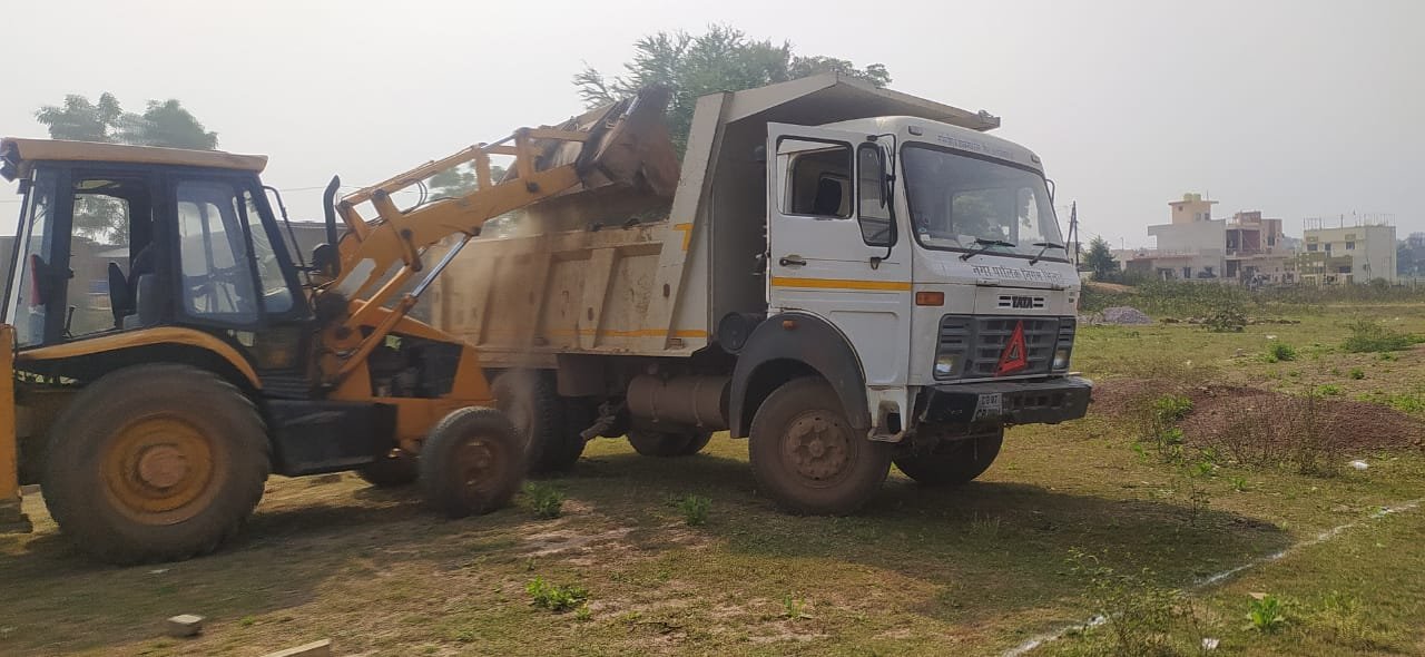 बाउंड्री वॉल को तोड़ा निगम के बुलडोजर ने, 1 एकड़ सरकारी जमीन को कराया कब्जा मुक्त, एक डंपर मुरूम एक ट्रक ईटा भी किया गया जप्त
