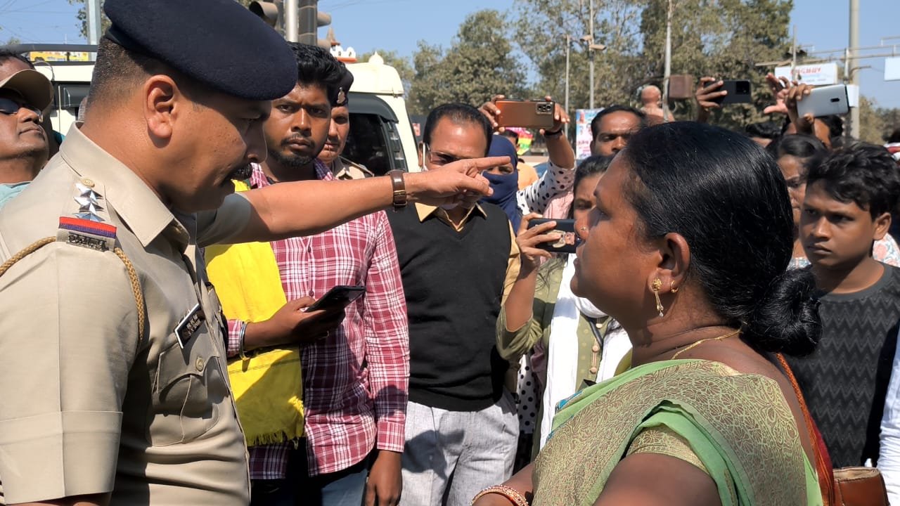 32% आदिवासी आरक्षण के मांग को लेकर छत्तीसगढ़ सर्व आदिवासी समाज ने पटेल चौक दुर्ग में किया  चक्का जाम, आक्रोशित महिलाओं ने घेरा पुलिस वाहन, दोनों पक्षों के मध्य हुई नोकझोंक