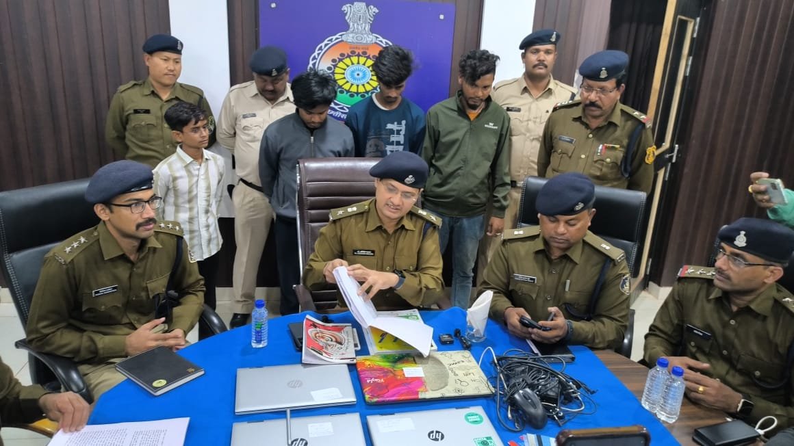 महादेव ऐप एवं अंबानी बूम सट्टा कारोबार के बिलासपुर में संचालित पैनल को दुर्ग पुलिस ने किया ध्वस्त, सैकड़ों कारोबारियों के मिले मोबाइलनंबर 5 आरोपी गिरफ्तार