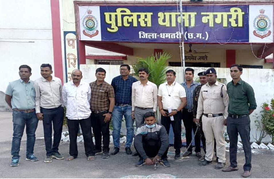ज्वेलर्स शॉप से खरीदे सवा दो लाख के गहने, भुगतान के लिए जमा की बैंक खाते की जमा पर्ची, फर्जी बैंक सील, बाइक एवं गहने जप्त