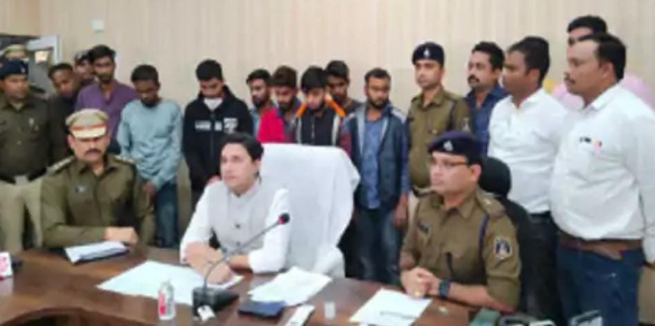 बडी़ खबर – हर 5 में से 1 को ठगने वाले बडे़ गिरोह का पर्दाफ़ाश, कोलकाता से 14 युवतियों सहित 22 आरोपी पकड़ लाई छत्तीसगढ़ पुलिस