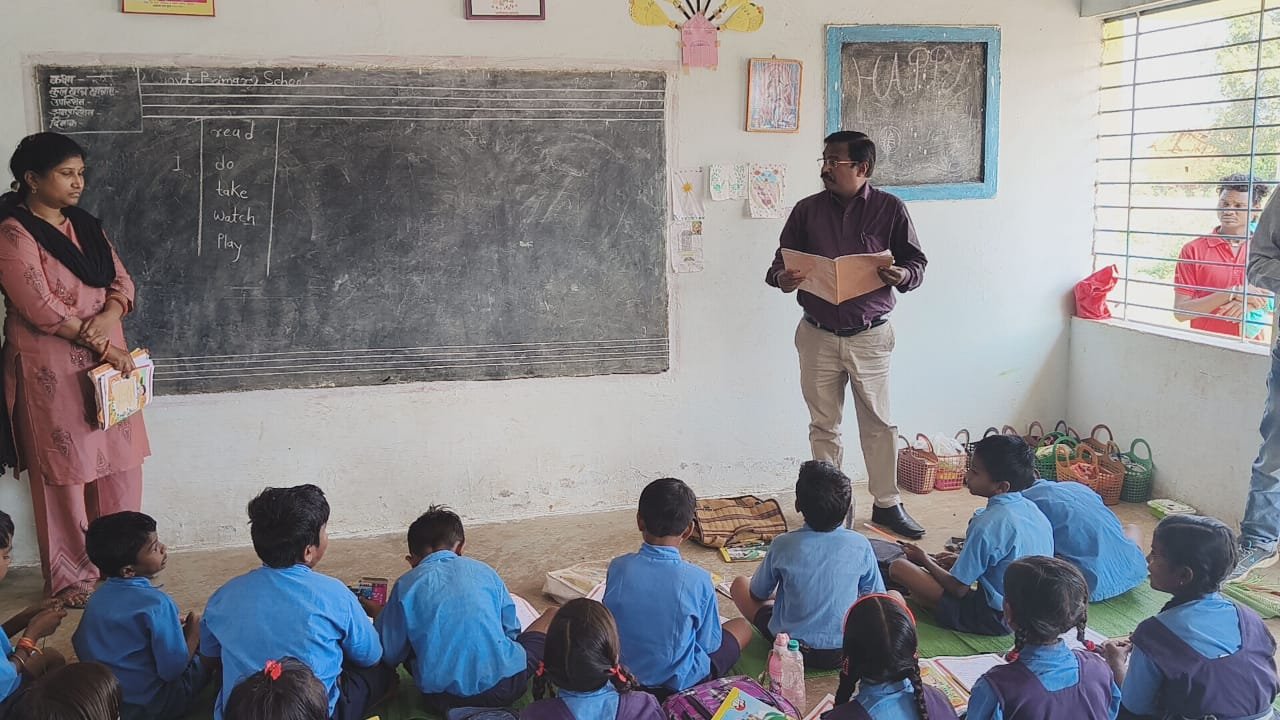 लापरवाही बरतने वाले विकास खंड शिक्षा अधिकारी को संभागायुक्त दुर्ग ने किया निलंबित, निरीक्षण के लिए पहुंचे थे प्राथमिक शाला