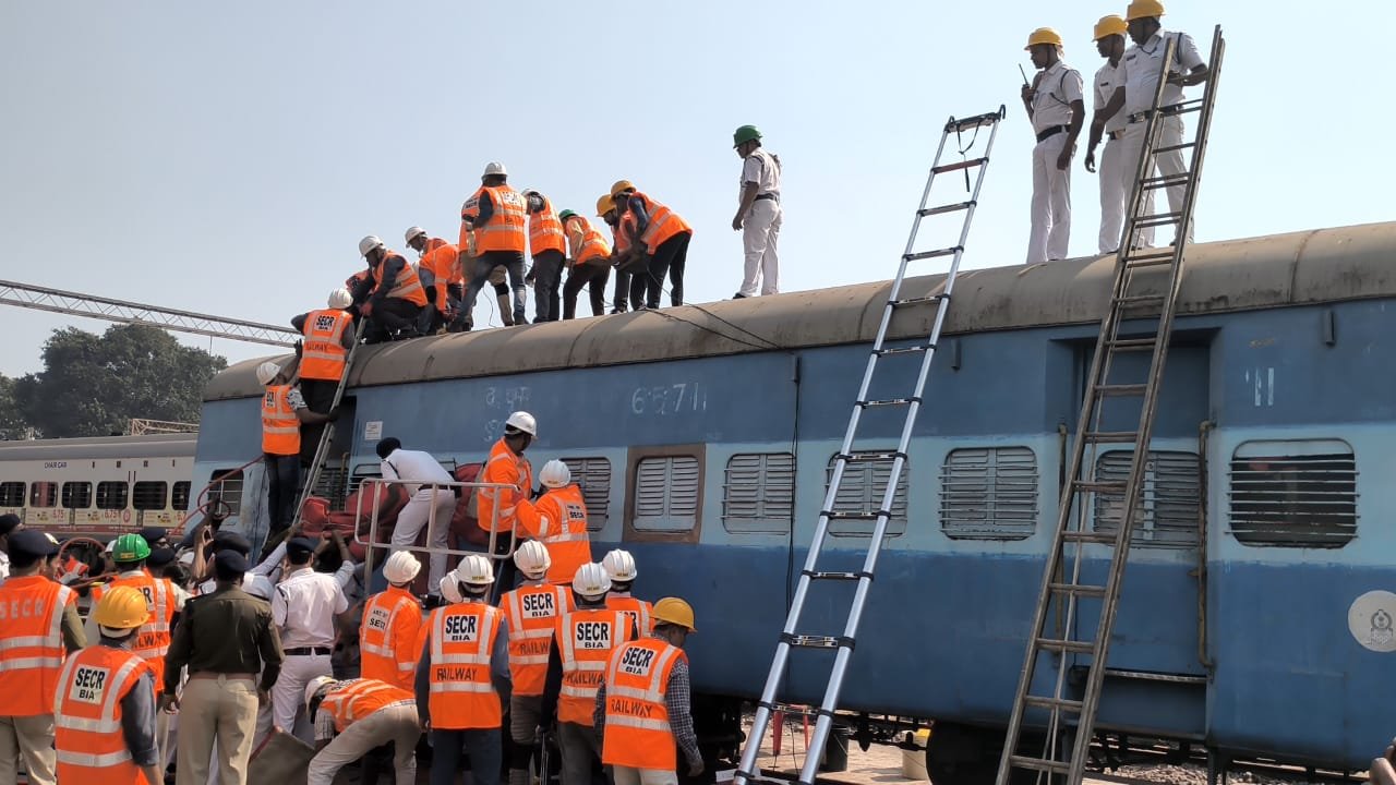 मरोदा रेलवे स्टेशन पर यात्री ट्रेन की बोगी उतरी पटरी से, 26 घायलों को रेस्क्यू टीम ने सुरक्षित निकाला बाहर, स्टेशन पर मौजूद यात्रियों ने देखा रेलवे का मॉक ड्रिल, देखिए वीडियो
