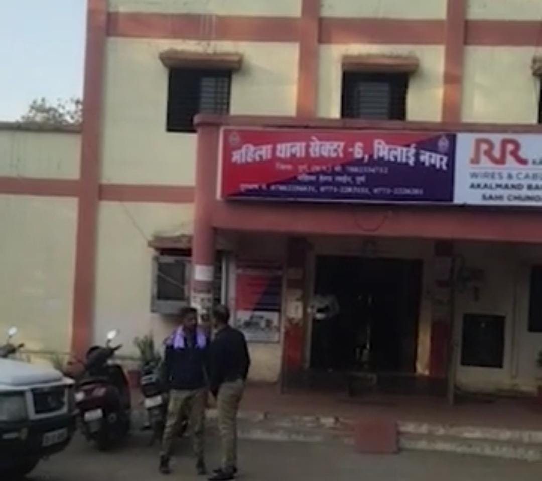 दहेज नहीं लाई तो नक्सलियों से बोल कर जान से मरवा दूंगा- पुलिस आरक्षक ने पत्नी को दी “धमकी”