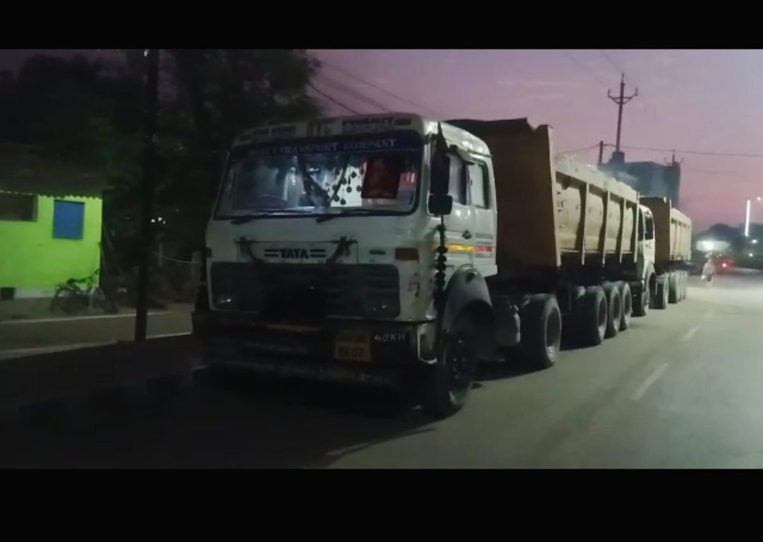 नो पार्किंग जोन पर भारी वाहनों को खड़ा करना पड़ा भारी, 12 भारी वाहनों के खिलाफ की गई कार्यवाही, वाहन मालिकों को यातायात पुलिस ने दी चेतावनी