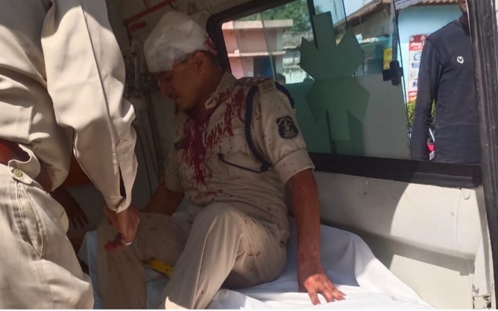 छत्तीसगढ़ में शराब पकड़ने गई पुलिस टीम पर जानलेवा हमला: थाना प्रभारी और ASI गंभीर रूप से घायल को छावनी में किया तब्दील