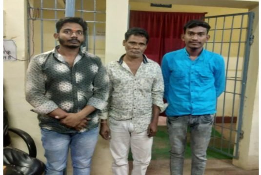 हाट बाजार मे खेल रहे थे सट्टा, पुलिस ने छापामार 3 को धर दबोचा, बरामद किए 6000 हाट बाजार मे खेल रहे थे सट्टा, पुलिस ने छापामार 3 को धर दबोचा, बरामद किए 6000