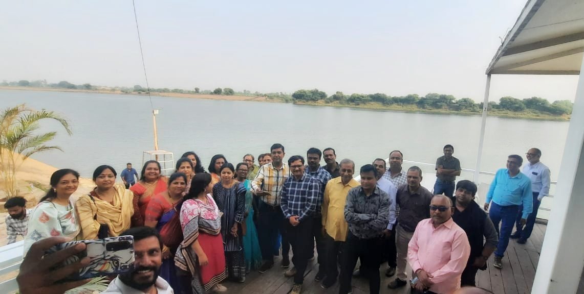 चिट्ठी पत्री युग से मोबाइलाईजेशन के दौर में 30 साल बाद श्रम निकेतन के सहपाठियों का हुआ “पुनर्मिलन” चिट्ठी पत्री युग से मोबाइलाईजेशन के दौर में 30 साल बाद श्रम निकेतन के सहपाठियों का हुआ “पुनर्मिलन”