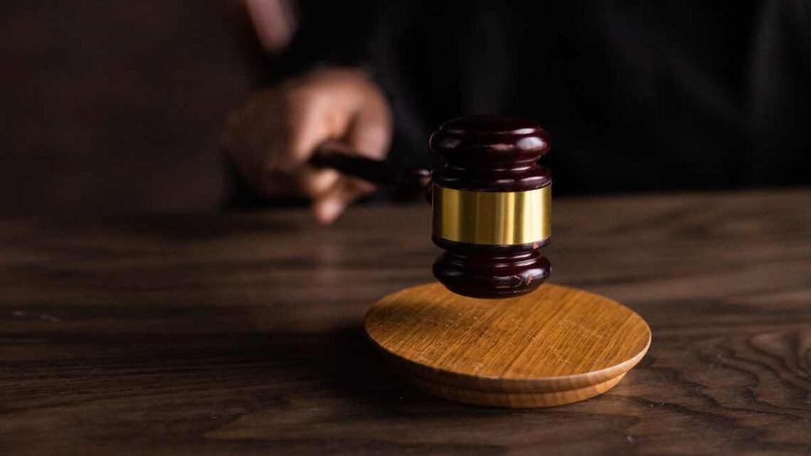 “बाजारू औरत” और “F *** ऑफ” शब्द का उपयोग यौन टिप्पणी है: कोर्ट