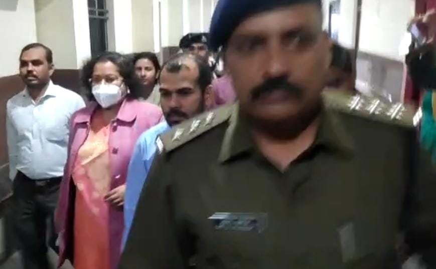 सौम्या चौरसिया को गिरफ्तारी के बाद न्यायालय ले जाते हुए ईडी, गलियारे का वीडियो आया सामने देखिए