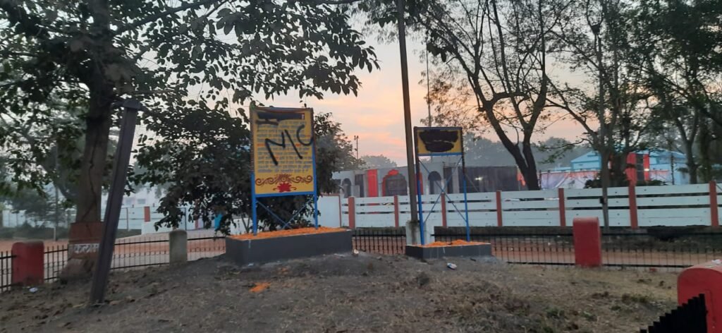 असामाजिक तत्वों ने संविधान प्रस्तावना बोर्ड पर पोती “कालिख”