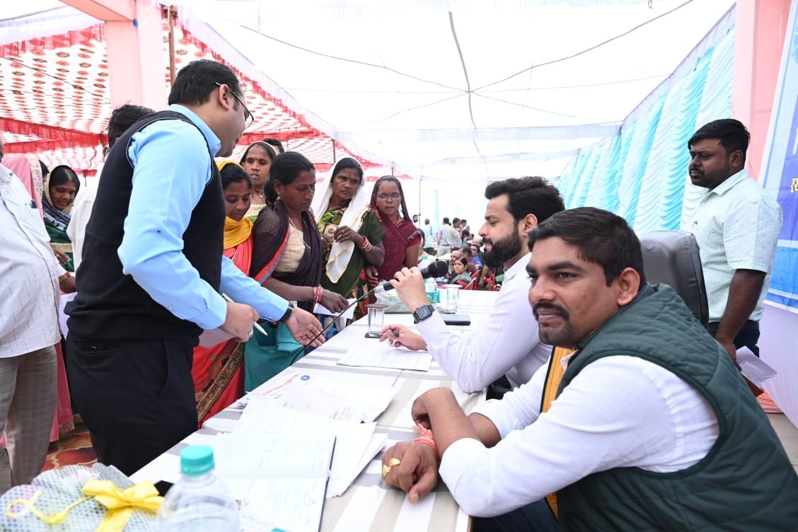 प्रशासन तुंहर द्वार’’ अभियान में ग्रामीणों की शिकायत पर ग्राम औंधी सचिव निलंबित, हटाए गए रोजगार सहायक, दुर्ग कलेक्टर ने की कार्यवाही