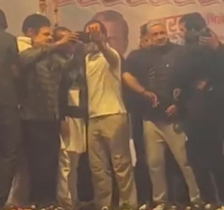 कांग्रेस नेता सड़कों पर चलें, धक्के खाएं, घुटने छिलने चाहिए-राहुल, 🟦 सेल्फी लेने वाले नेता का झटक दिया हाथ, राहुल का गुस्सा देख हैरान रह गए कांग्रेसी
