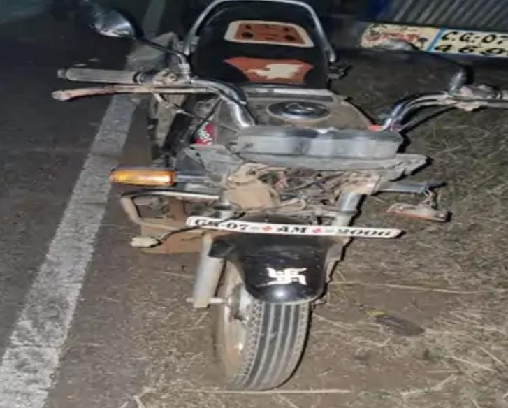 <em>खड़े ट्रैक्टर ट्राली से अनियंत्रित बाईक जा टकराई, दो युवकों की मौत, धमतरी से घर लौट रहे थे बाईक सवार</em>