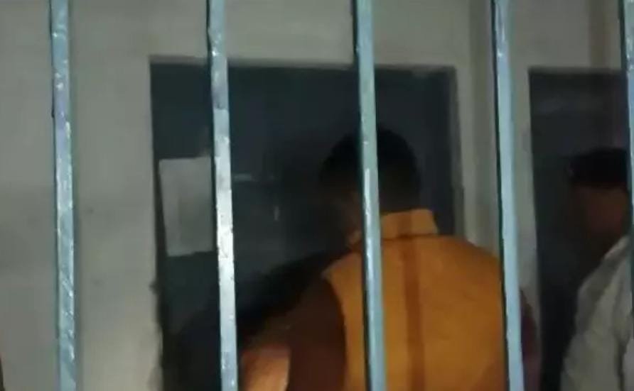 <em>गंदे काम को अंजाम देने रविवार को पहुंचा था स्कूल हेड मास्टर, विडियो बना लोगों ने बनाया बंधक, रात पुलिस टीम ने किया गिरफ्तार, पूछताछ जारी</em>