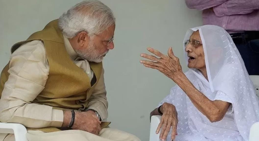 <em>माँ हीराबेन अस्पताल में भर्ती, हालत स्थिर, अहमदाबाद के लिए निकले पीएम मोदी</em>
