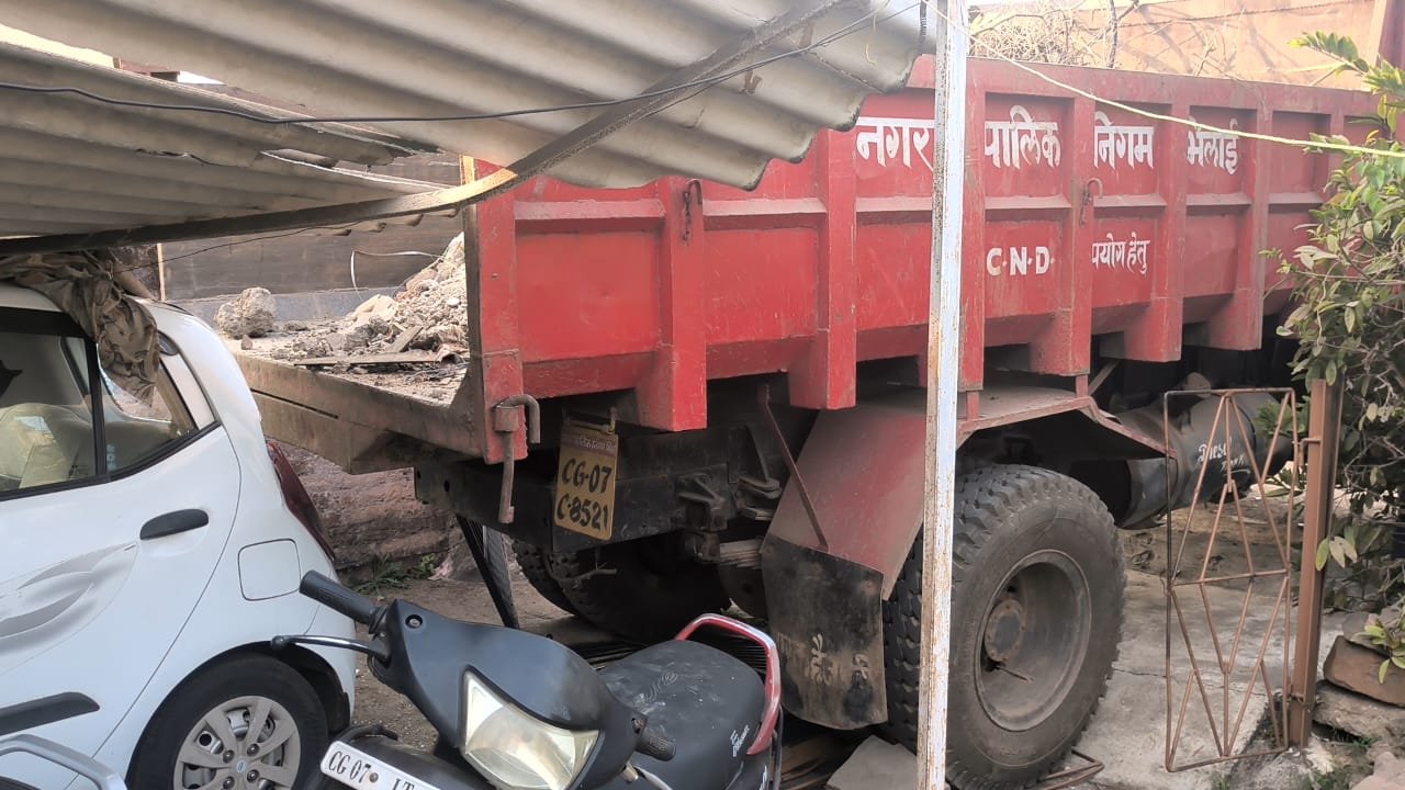 भिलाई निगम के लापरवाह ड्राइवर ने डंपर घुसाया सेक्टर 2 स्थित घर के अंदर, गेट तोड़ा, शेड गिराया, कार हुई क्षतिग्रस्त, बाल-बाल बचा रामटेके परिवार, देखिए वीडियो