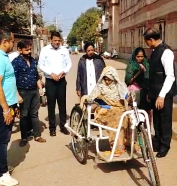 दिव्यांगजन सशक्तिकरण माह पर शपथ फाउंडेशन जरूरतमंद को दी ट्राई साइकिल दिव्यांगजन सशक्तिकरण माह पर शपथ फाउंडेशन जरूरतमंद को दी ट्राई साइकिल
