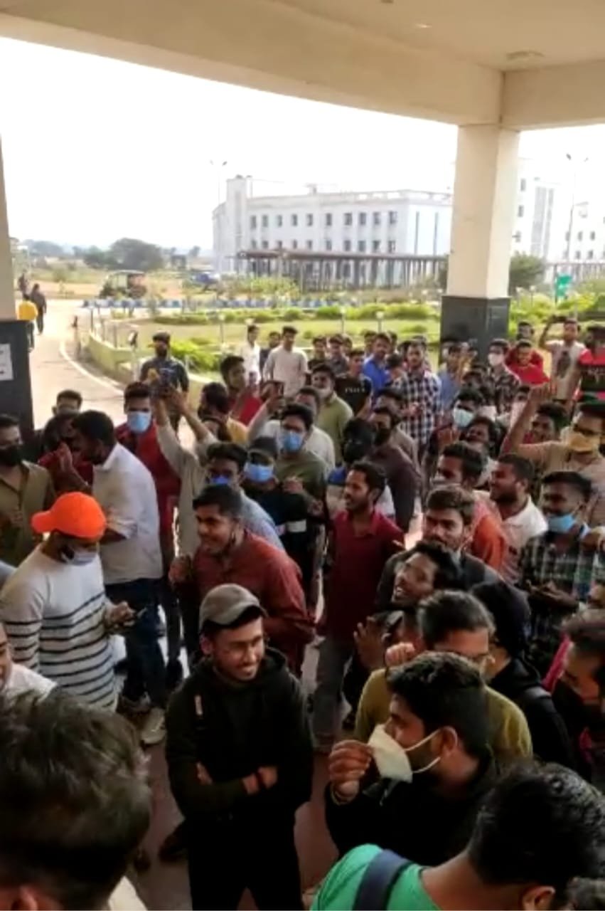 परीक्षा तिथि बढ़ाने एवं ऑनलाइन एग्जाम आयोजित करने की मांग पर सीएसवीटीयू कैंपस में सातवें सेमेस्टर के स्टूडेंट ने किया जमकर प्रदर्शन, देखिए वीडियो