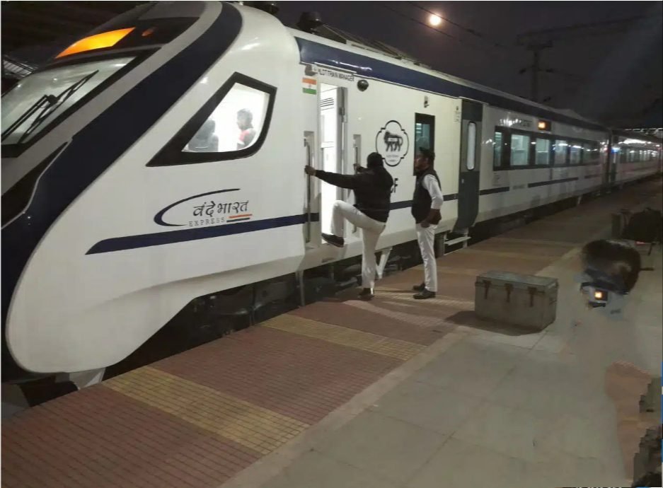 वंदे भारत ट्रेन बिलासपुर से नागपुर हुई रवाना, 11 दिसंबर को हरी झंडी दिखाकर प्रधानमंत्री करेंगे रवाना, चेन्नई से आते ट्रेन में हुआ पथराव, जाने क्या क्या हुआ नुकसान जाने